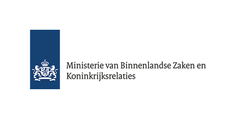 Logo van het Ministerie van Binnenlandse Zaken en Koninkrijksrelaties met een blauw vlak en rijkswapen.